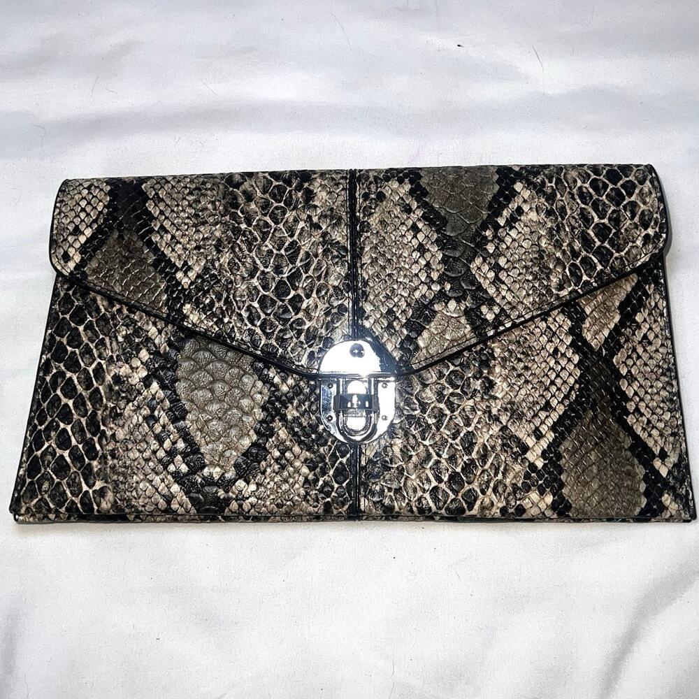 SONDRA ROBERTS Clutch HandBag 6” X 11.5” Faux Embossed Snake Skin Pockets Purse